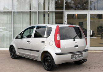 Подержанный автомобиль Mitsubishi Colt Hatchback 2005 года (7 фото)