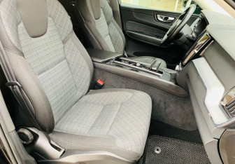 Подержанный автомобиль Volvo XC60 2021 года (9 фото)