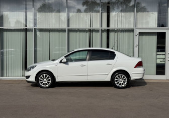 Подержанный автомобиль Opel Astra Sedan 2012 года (8 фото)