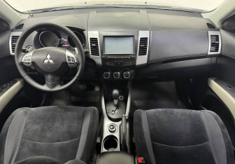 Подержанный автомобиль Mitsubishi Outlander 2011 года (10 фото)