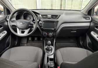 Подержанный автомобиль Kia Rio Hatchback 2013 года (9 фото)