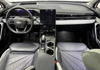 Подержанный автомобиль Geely Atlas 2023 года (10 фото)