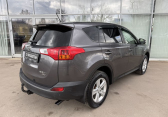 Подержанный автомобиль Toyota RAV4 2013 года (5 фото)