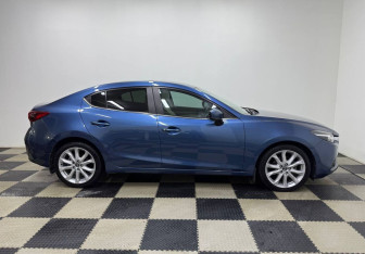 Подержанный автомобиль Mazda Axela Sedan 2017 года (4 фото)