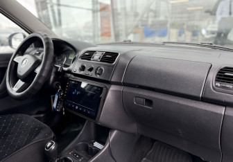 Подержанный автомобиль Skoda Fabia Hatchback 2014 года (10 фото)