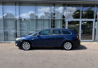 Подержанный автомобиль Opel Astra Wagon 2012 года (8 фото)