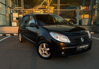 Подержанный автомобиль Renault Sandero 2011 года (3 фото)