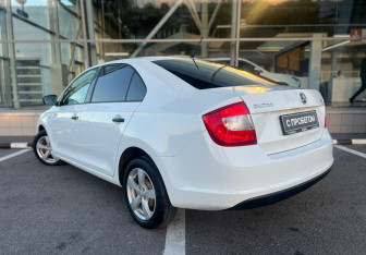 Подержанный автомобиль Skoda Rapid Liftback 2015 года (7 фото)