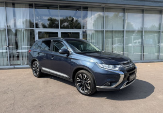 Подержанный автомобиль Mitsubishi Outlander 2021 года (3 фото)