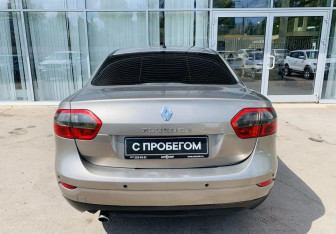 Подержанный автомобиль Renault Fluence 2010 года (6 фото)