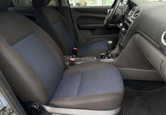 Подержанный автомобиль Ford Focus Sedan 2006 года (10 фото)