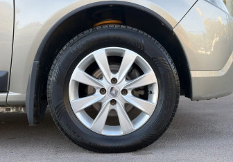 Подержанный автомобиль Renault Sandero 2010 года (12 фото)