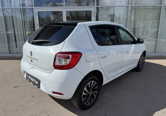 Подержанный автомобиль Renault Sandero 2014 года (5 фото)