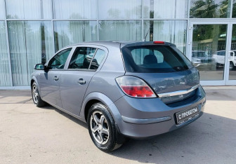 Подержанный автомобиль Opel Astra Hatchback 2007 года (7 фото)