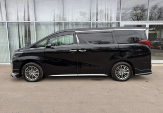 Подержанный автомобиль Toyota Alphard 2018 года (8 фото)