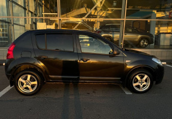 Подержанный автомобиль Renault Sandero 2011 года (4 фото)