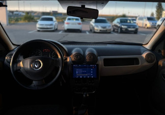 Подержанный автомобиль Renault Sandero 2011 года (11 фото)