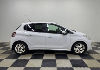 Подержанный автомобиль Peugeot 208 2013 года (4 фото)