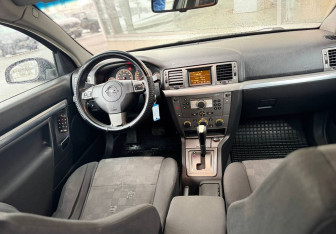 Подержанный автомобиль Opel Vectra Sedan 2006 года (10 фото)