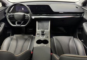 Подержанный автомобиль Omoda C5 2024 года (10 фото)