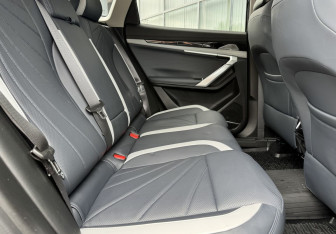 Подержанный автомобиль Geely Atlas 2024 года (11 фото)