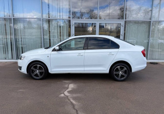Подержанный автомобиль Skoda Rapid Liftback 2015 года (8 фото)