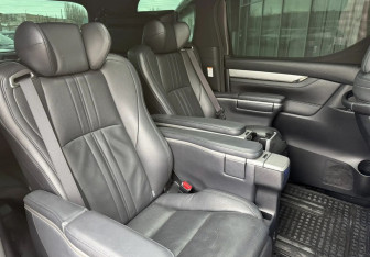 Подержанный автомобиль Toyota Alphard 2018 года (11 фото)