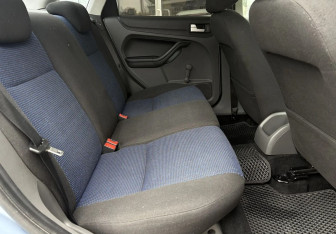 Подержанный автомобиль Ford Focus Sedan 2006 года (11 фото)