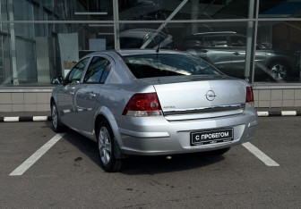 Подержанный автомобиль Opel Astra Sedan 2013 года (7 фото)