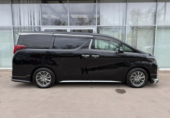 Подержанный автомобиль Toyota Alphard 2018 года (4 фото)