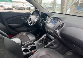 Подержанный автомобиль Hyundai ix35 2014 года (10 фото)