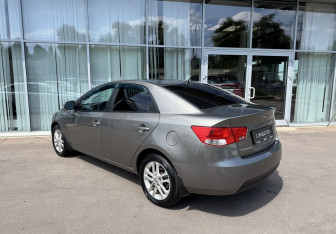 Подержанный автомобиль Kia Cerato Sedan 2011 года (7 фото)