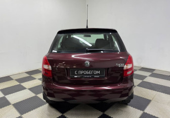 Подержанный автомобиль Skoda Fabia Hatchback 2010 года (6 фото)