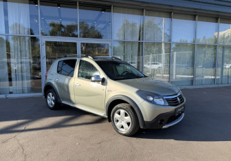 Подержанный автомобиль Renault Sandero 2014 года (3 фото)