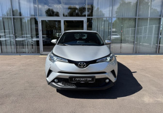 Подержанный автомобиль Toyota C-HR 2018 года (2 фото)