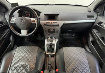 Подержанный автомобиль Opel Astra Wagon 2014 года (10 фото)