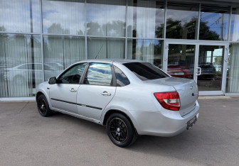 Подержанный автомобиль LADA (ВАЗ) Granta Sedan 2013 года (7 фото)