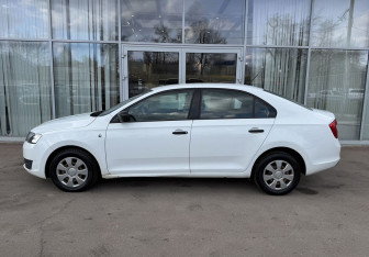 Подержанный автомобиль Skoda Rapid Liftback 2015 года (8 фото)