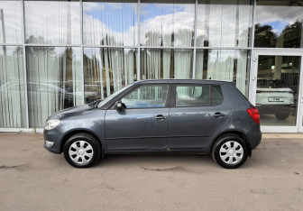 Подержанный автомобиль Skoda Fabia Hatchback 2010 года (8 фото)