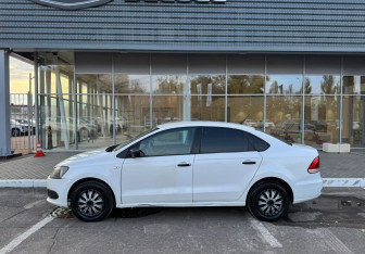 Подержанный автомобиль Volkswagen Polo Sedan 2013 года (8 фото)