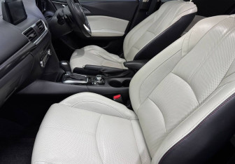 Подержанный автомобиль Mazda Axela Sedan 2017 года (9 фото)