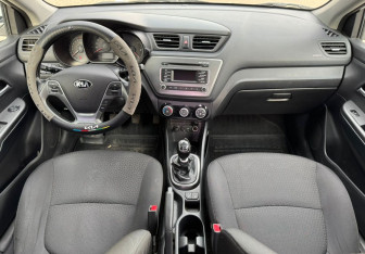 Подержанный автомобиль Kia Rio Sedan 2017 года (11 фото)