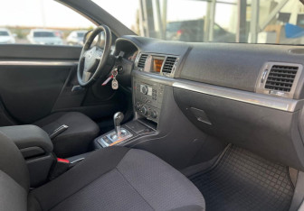 Подержанный автомобиль Opel Vectra Sedan 2006 года (10 фото)