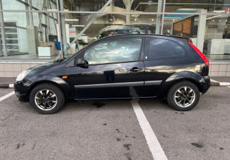 Подержанный автомобиль Ford Fiesta Hatchback 2008 года (8 фото)
