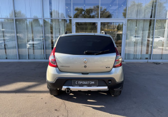 Подержанный автомобиль Renault Sandero 2014 года (6 фото)