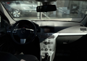 Подержанный автомобиль Opel Astra Sedan 2013 года (11 фото)