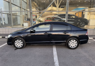 Подержанный автомобиль Honda Civic Sedan 2007 года (8 фото)