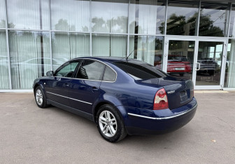 Подержанный автомобиль Volkswagen Passat Sedan 2001 года (7 фото)