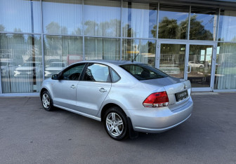 Подержанный автомобиль Volkswagen Polo Sedan 2014 года (7 фото)
