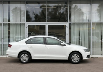 Подержанный автомобиль Volkswagen Jetta Sedan 2016 года (4 фото)